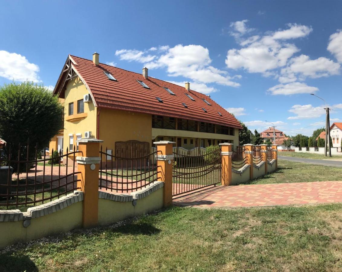 Pitypang Apartman Дьюла Екстер'єр фото