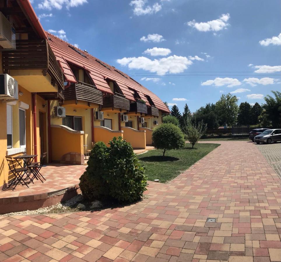 Pitypang Apartman Дьюла Екстер'єр фото